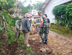 Babinsa dan Warga Gotong Royong Perbaiki Jalan dan Bersihkan Parit