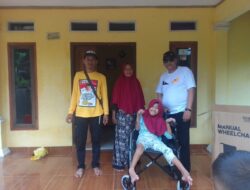 Jumat Barokah: Mimpi Neng Rini Terwujud dengan Bantuan Kursi Roda Hasil Sinergitas LSM Dampal Jurig Jabar, Relawan Pajar dan Baznas Kabupaten Sukabumi 