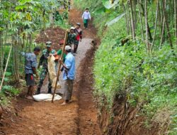 Babinsa Bantu Warga Kerja Bakti Pembuatan Jalan Setapak