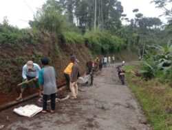 CIPTAKAN KEBERSIHAN LINGKUNGAN, BABINSA KORAMIL 2205/KALAPANUNGGAL GOTONG-ROYONG BERSIHKAN JALAN