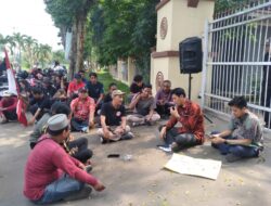 Masa Koalisi Aksi Pergerakan Gerudug Kantor Pemkot Serang