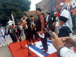 Aksi bela palestina di depan gedung walikota .Sukabumi