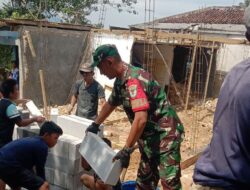 Kompak, Babinsa Dan Warga Kerja Bakti Perbaiki Masjid Al-Askar Desa Kabandungan 