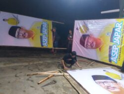 Ketua Relawan Sapu Nyere Bersama Tim Memasang Puluhan Baligo Kang Asep Japar di Wilayah Dapil 6 Kabupaten Sukabumi