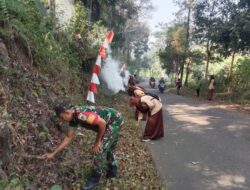 Wujudkan Kepedulian Terhadap Kebersihan Lingkungan, Babinsa Bersama Anak Pramuka Laksanakan Karya Bakti
