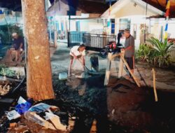 Semangat 45 Seorang Kadus Pimpin Warganya Kerja Bakti hingga malam hari