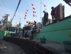 Anggota Koramil 2205/Kalapanunggal Laksanakan Pembangunan Pagar Kantor Koramil