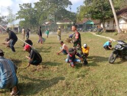 Babinsa Koramil 2205/Kalapanunggal Karya Bakti Bersihkan Lapangan Sepak Bola