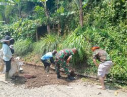 Jaga Kebersihan Demi Kenyamanan,Babinsa Koramil 2205/Kalapanunggal Melaksanakan Gotong Royong Membersihkan Ruas Jalan Bersama Warga