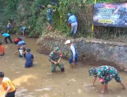 Karya Bakti Koramil 2205/Kalapanunggal Bersihkan Kali Cibodas