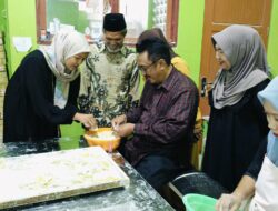 Asep Japar Calon Bupati Sukabumi Nomor Urut 2 Kunjungi Produksi Mochi Annur di Kecamatan Cibadak