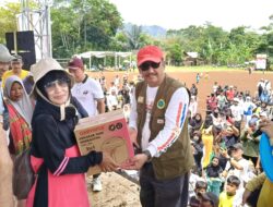 “Jalan Santai Bersama Paslon AA: Asep Japar dan Andreas Dekatkan Diri dengan Warga Cireunghas”