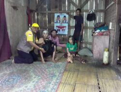 Miris Dengan Nasib Keluarga Miskin Tinggal Di Gubuk Reyot Pasangan Lansia Warga Kec Cidolog Lsm Dampal Jurig & Balad AA Berikan Bantuan Paket Sembako & Usahakan Program Rutilahu Ke Pemkab Sukabumi