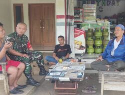 Babinsa Koramil 2205/Kalapanunggal Jalin Komunikasi Dengan Komsos Bersama Warga