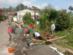 Babinsa Koramil 2205/ Kalapanunggal Bersama Warga Perbaiki Saluran Irigasi