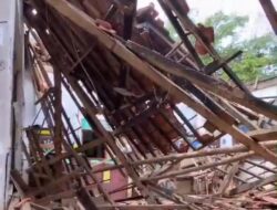 Atap Bangunan SD di Salah satu SD di Cikidang Ambruk, Anak-anak Harus Belajar Bergiliran Kelas