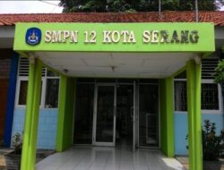Seorang siswa kelas 8 SMPN 12 Kota Serang, diduga dikeluarkan dari sekolah karena terlalu lama berada di toilet.
