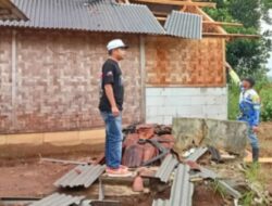 Bencana Angin puting Beliung di Desa Tugubandung Menghancurkan 7 rumah Warga