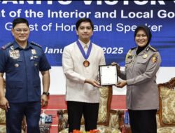 KOMBES POL RETNO PRIHAWATI TERIMA PENGHARGAAN DARI KEPALA KEPOLISIAN FILIPINA ATAS KONTRIBUSI DALAM KERJA SAMA HUKUM RI-FILIPINA