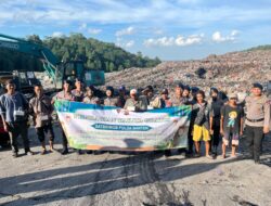 Satbrimob Polda Banten Bagikan Takjil Kepada Masyarakat