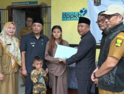 Peringatan Hari Keluarga Nasional ke-32: Wabup Sukabumi Serahkan Santunan untuk Keluarga Berisiko Stunting