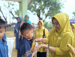 Ketua Persit KCK Cabang XLV Dim 0622/Kab. Sukabumi Tunjukkan Rasa Cinta untuk anak-anak PAUD Sindang Palay