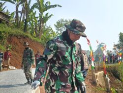 Satgas TMMD Ke-125 Aspal Jalan di Desa Langkapjaya, Warga semangat bekerja