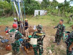 PASTIKAN AIR MENGALIR, DANSATGAS TMMD KE-125 TINJAU LANGSUNG PEMBUATAN SUMUR BOR DI KP. CISIREUM