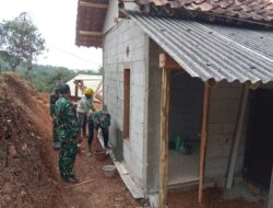 SATGAS TMMD KE-125 LANJUTKAN PEMBANGUNAN RUTILAHU MILIK BAPAK UMA DI DESA LANGKAPJAYA