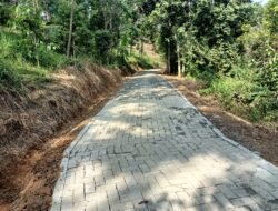 DUKUNGAN PEMBANGUNAN INFRASTUKTUR DESA PASIR BUNGUR TERIMA BANTUAN PAVING BLOK DARI PERKIM PROPINSI