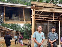 Air Mata di Balik Rumah Reyot: Omo Pemuda Kampung yang Berjuang Jadi Tulang Punggung