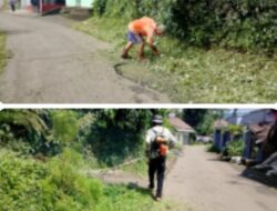 Warga Cigenca RT 15 RW 06, Desa Walangsari, melaksanakan kegiatan Jumsih (Jum’at Bersih) bersama.