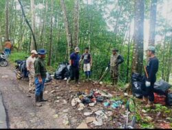 PEMERINTAH DESA KABANDUNGAN GERAK CEPAT BERSIHKAN JALUR CIPANAS, WARGA PERINGATKAN PEMBUANG SAMPAH LIAR