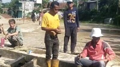 Bukti Nyata Guyub Rukun! Warga dua Kampung Di Kabupaten Sukabumi Kompak Gotong Royong