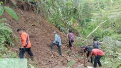 Jembatan akses Dua kampung di desa Girimukti kecamatan Cilograng Ambruk Akibat Longsor