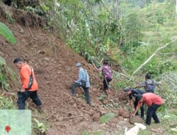Jembatan akses Dua kampung di desa Girimukti kecamatan Cilograng Ambruk Akibat Longsor