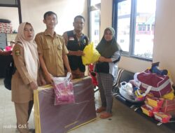 Wujud Kepedulian, Pemdes Kabandungan Salurkan Bantuan untuk Ibu Yeni Korban Kebakaran
