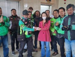 Wujud Kepedulian dan Solidaritas, Komunitas Ojol Sukabumi Serahkan Donasi untuk Korban Kecelakaan