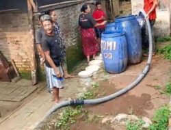 Ketua DPC Ciomas Laskar NKRI Salurkan Bantuan Air Bersih ke Kampung Cibopong, Ciomas