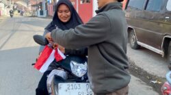 Sambut HUT RI ke-81, Pemdes Kabandungan Bersama Mahasiswa KKN Nusa Putra Bagikan Bendera Merah Putih ke Pengendara