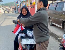 Sambut HUT RI ke-81, Pemdes Kabandungan Bersama Mahasiswa KKN Nusa Putra Bagikan Bendera Merah Putih ke Pengendara