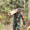 Satgas TMMD ke-130 Kodim 0622/Sukabumi Bersama Warga Gotong Royong Angkut Kayu untuk Renovasi Masjid Al Barokah